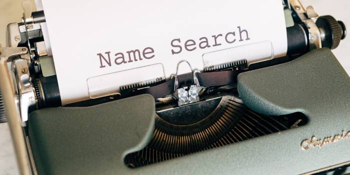 macchina da scrivere e foglio con scritta name search