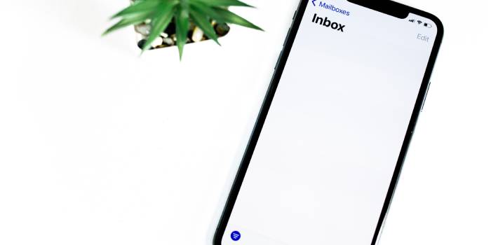 cellulare con box email aperto