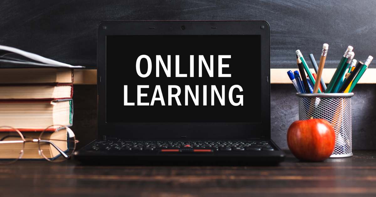 computer con scritta online learning su di un tavolo