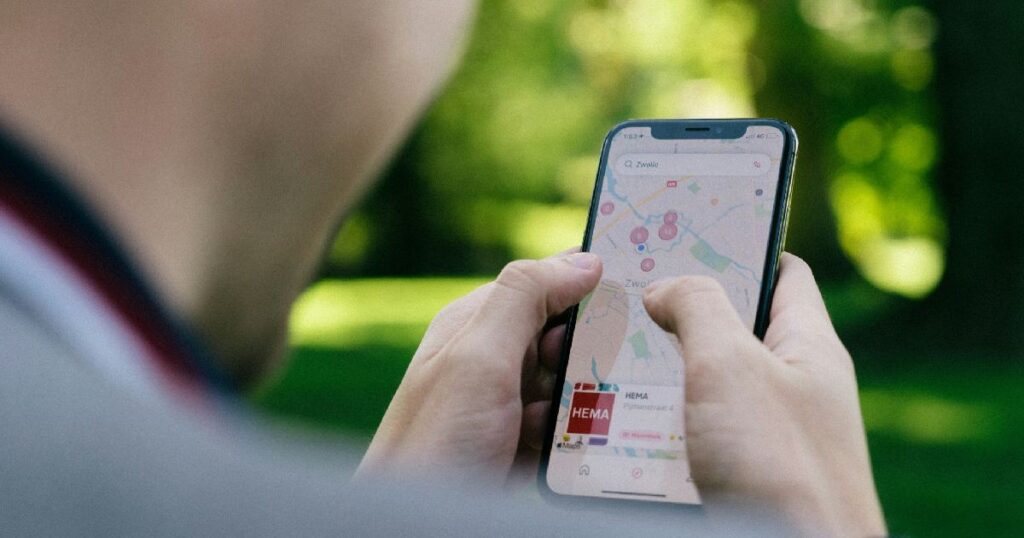persona con cellulare con schermata google maps