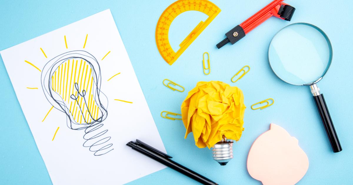 lampadina, lente di ingrandimento e altri oggetti in primo piano