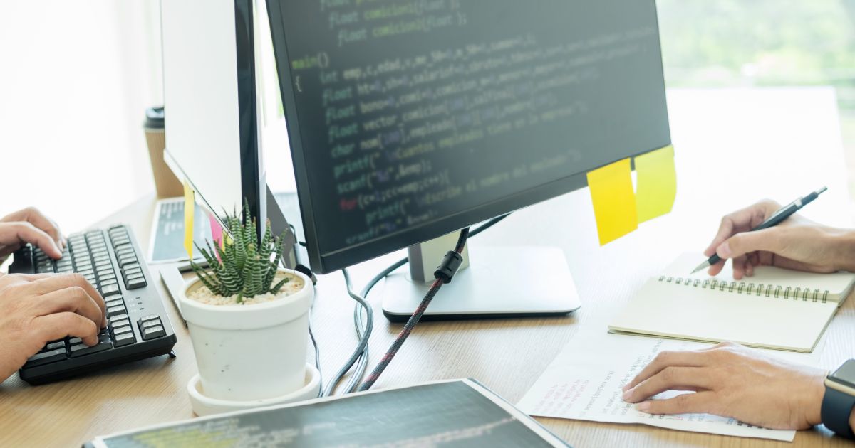 coder che scrive sul pc linguaggio di programmazione