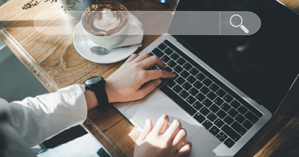 persona al pc con barra di ricerca in primo piano