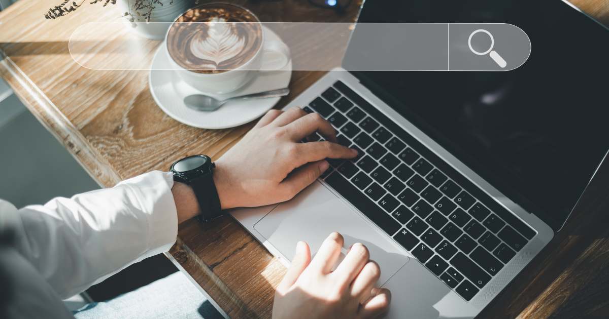 persona al pc con barra di ricerca in primo piano