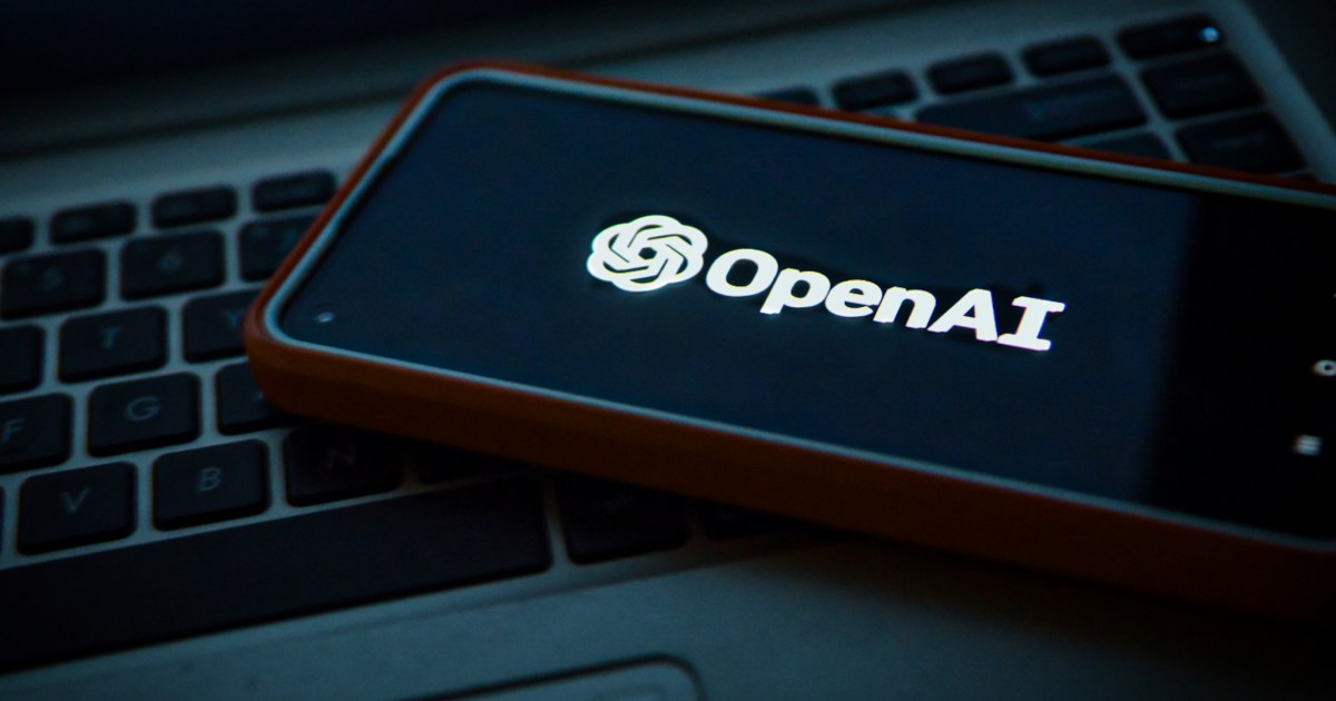 cellulare con logo openAi in primo piano